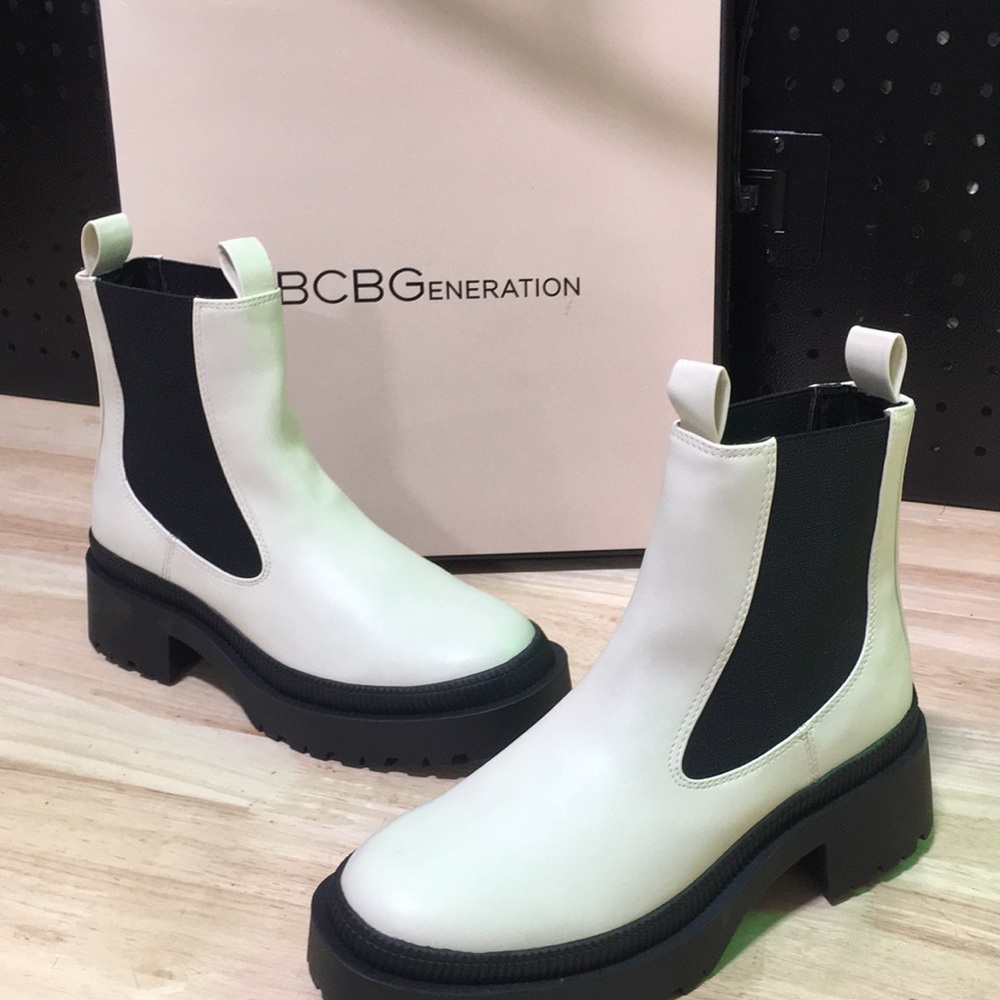 New WB Woman’s BCBGeneration White Chelsea Lug Boot with‎ Black Elastic